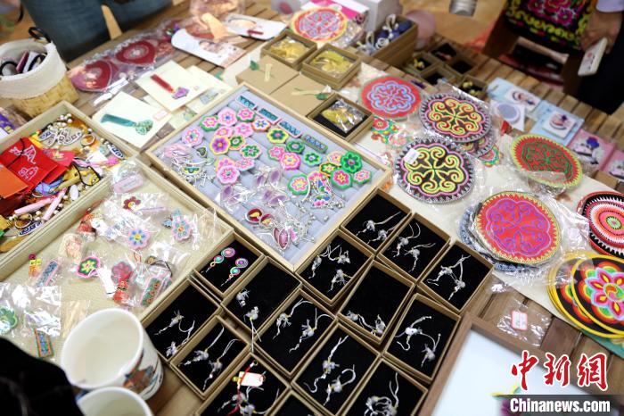 圖為盤繡作品?！⊙Φ?攝