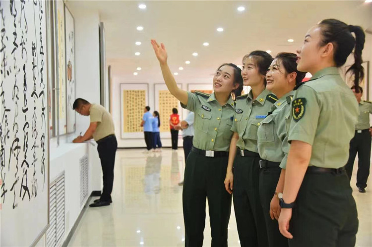 觀眾在南梁革命紀(jì)念館參觀甘肅省廉潔文化美術(shù)、書法、設(shè)計(jì)作品展.jpg