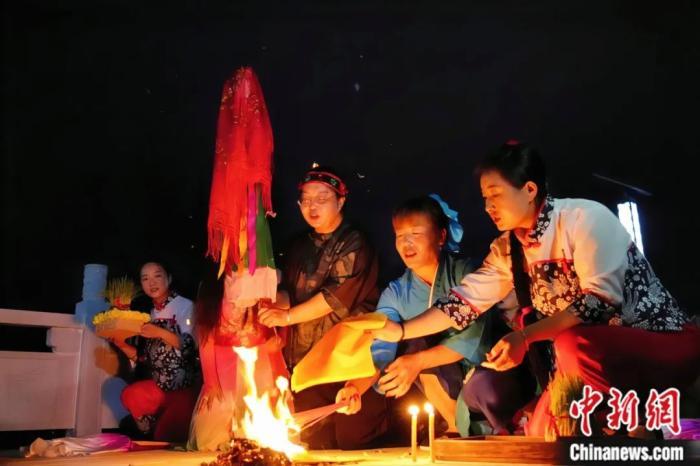 持續(xù)七天八夜的乞巧節(jié)正在西漢水上游的甘肅省西和縣進(jìn)行。西和縣姜席鎮(zhèn)晚霞湖畔，民眾“巧頭”點(diǎn)蠟、炷香、焚裱紙、跪拜，準(zhǔn)備將“巧娘娘”請進(jìn)院。魏朵朵 攝