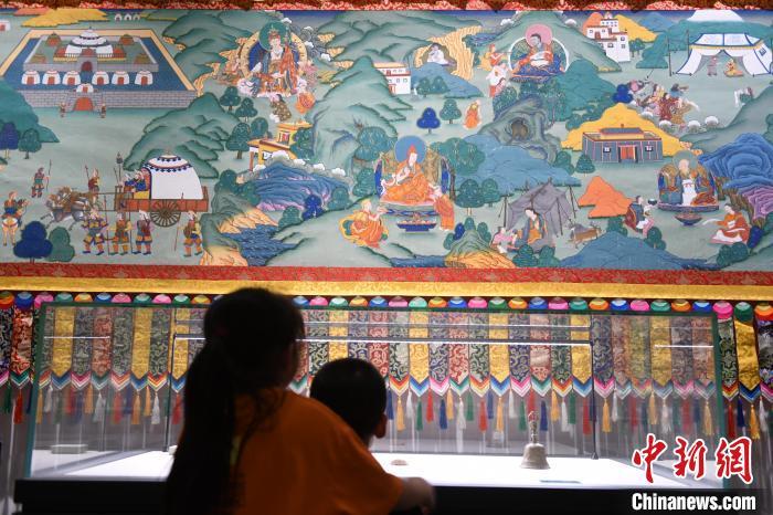 8月20日，兩名小觀眾參觀大型歷史題材卷軸唐卡“涼州會(huì)盟”?！〈魑牟?攝