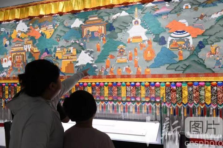 圖為觀眾觀看唐卡《涼州會(huì)盟》。 中新社記者 戴文昌 攝