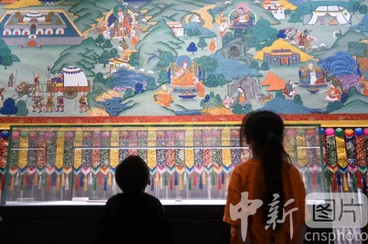 圖為觀眾參觀唐卡《涼州會(huì)盟》。 中新社記者 戴文昌 攝