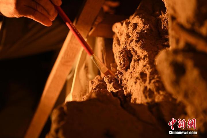 8月25日，文物修復(fù)師牟常有進(jìn)行文物修復(fù)工作。