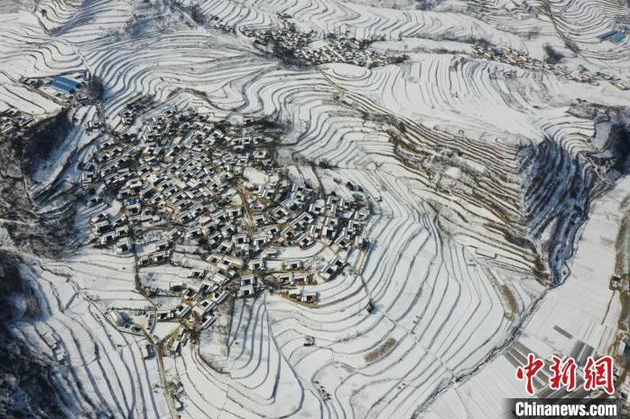 圖為航拍甘肅隴南市西和縣的“雪后鄉(xiāng)村”。(資料圖)張平良 攝