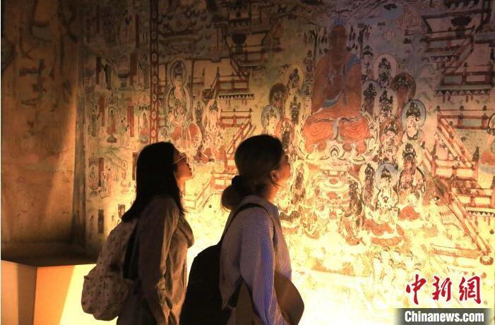 2023年8月27日，游客在甘肅省敦煌市博物館參觀文物展。張曉亮 攝(資料圖)