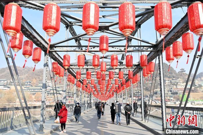 1月30日，裝扮一新的中山橋為即將到來的新春佳節(jié)增添節(jié)日氛圍。九美旦增 攝</p><p>