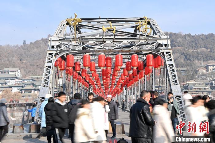 1月30日，裝扮一新的中山橋為即將到來的新春佳節(jié)增添節(jié)日氛圍。九美旦增攝</p><p>