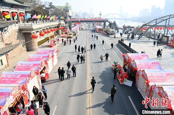 1月30日，蘭州黃河畔的年貨集市吸引顧客選購年貨。九美旦增 攝</p><p>