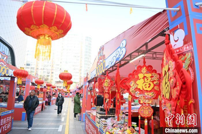 1月30日，蘭州街頭琳瑯滿目的年貨吸引顧客選購。九美旦增 攝</p><p>