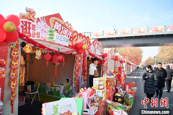 1月30日，蘭州黃河畔的年貨集市吸引顧客選購年貨。九美旦增 攝</p><p>