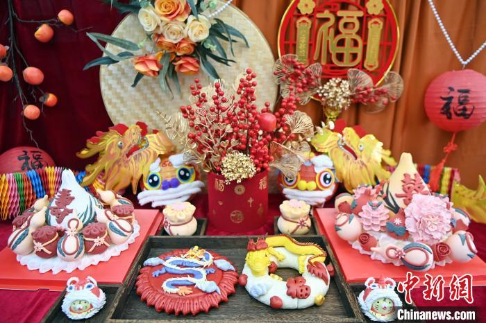 1月25日，春節(jié)臨近，蘭州一花饃店“龍”元素花饃熱銷。圖為展出的“龍”元素花饃。九美旦增 攝