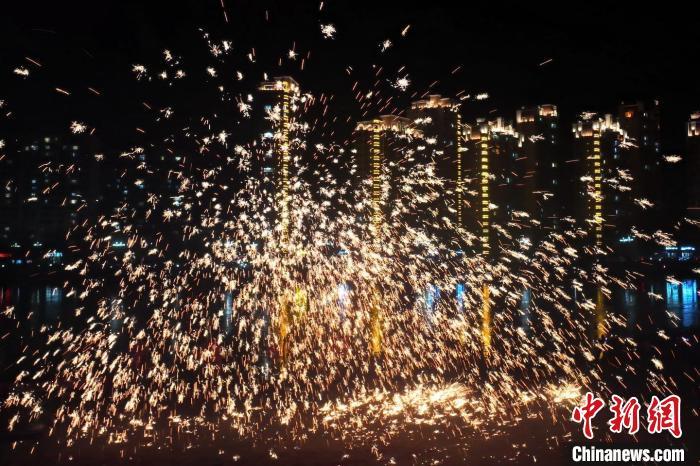 “過(guò)年打鐵花”是臨夏州永靖縣的民俗傳統(tǒng)。這項(xiàng)民俗表演，其實(shí)有著硬核技術(shù)作支撐，那就是入選國(guó)家級(jí)非遺的“永靖王氏生鐵冶鑄技藝”。侯奇志 攝</p>
<p>