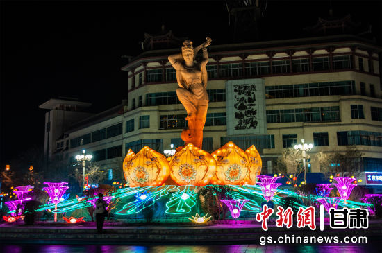 2024年春節(jié)期間，敦煌市中心盤旋路上的反彈琵琶燈組。王斌銀 攝