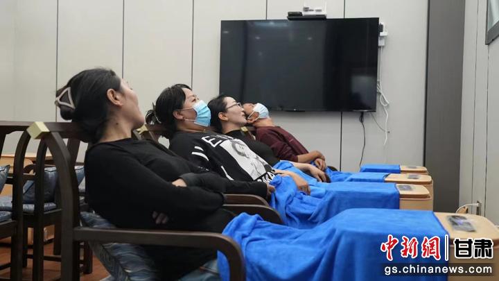 圖為當地居民體驗藏醫(yī)院診療。卓瑪草 攝