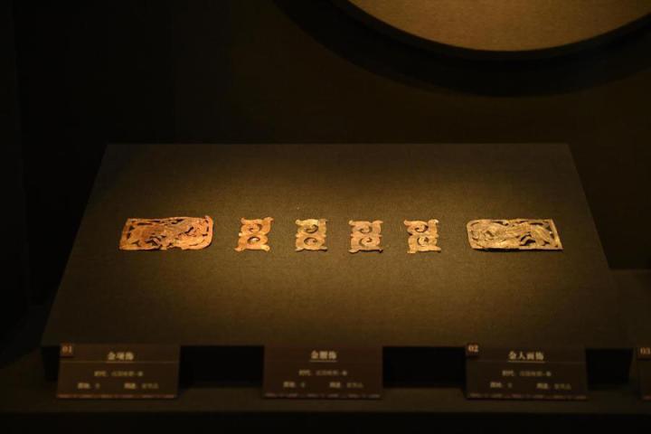 張家川縣馬家塬車輿博物館展陳的馬家塬遺址出土的金項(xiàng)飾、金腰飾、金人畫飾等。李亞龍 攝　　