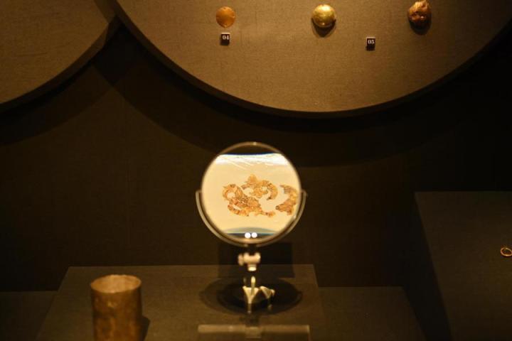 張家川縣馬家塬車輿博物館展陳的馬家塬遺址出土的金飾。李亞龍 攝　