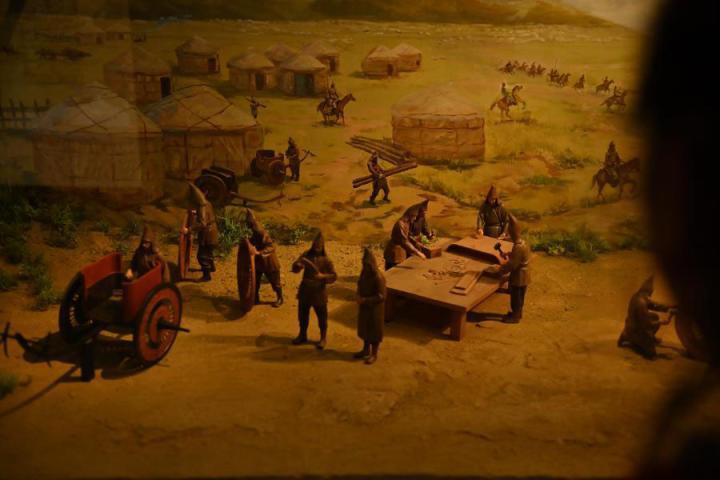在張家川縣馬家塬車輿博物館展陳的關(guān)于戰(zhàn)國(guó)西戎車輿制作過程的模型。李亞龍 攝