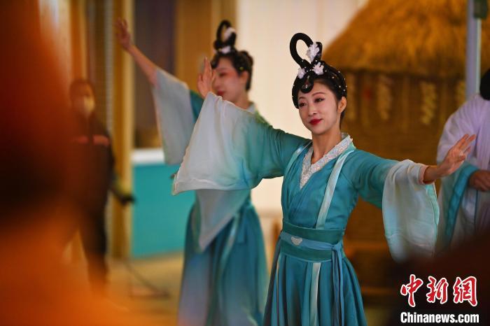 圖為工作人員進(jìn)行舞蹈表演。李亞龍 攝</p>
<p>