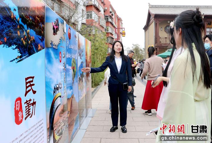 3月下旬，民勤縣在天水啟漢樓廣場舉行推介會，宣傳本地旅游資源和農特優(yōu)產品。圖為工作人員向游客介紹民勤自然風光、歷史文化。馬愛彬 攝