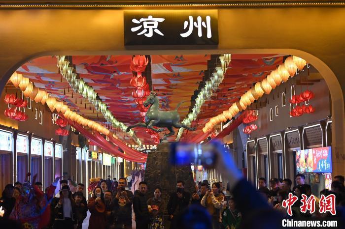圖為游人拍攝煥然一新亮相的街區(qū)。李亞龍 攝</p><p>