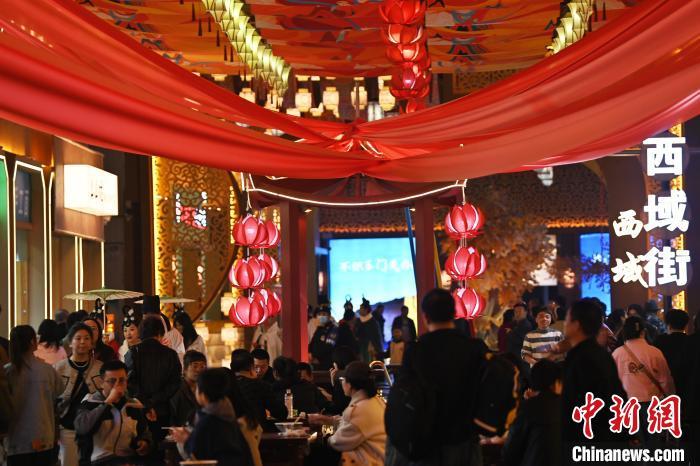 圖為街區(qū)現(xiàn)場游客絡(luò)繹不絕。李亞龍 攝</p><p>