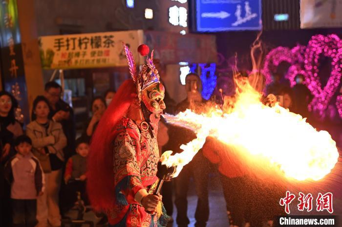 圖為工作人員進(jìn)行雜耍表演。李亞龍 攝</p><p>