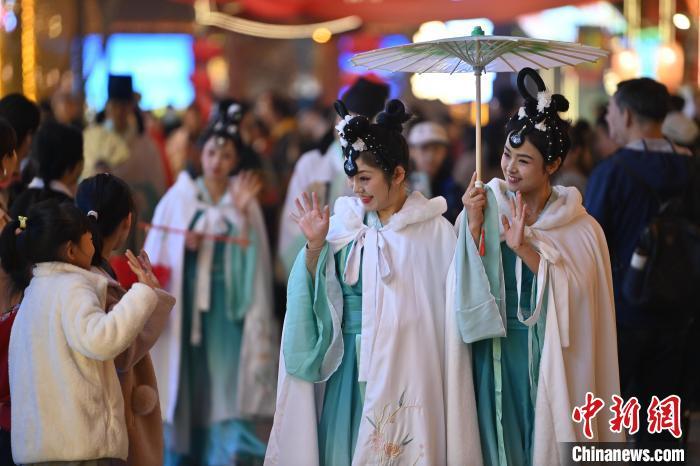圖為街區(qū)人員著傳統(tǒng)服飾與游人互動。李亞龍 攝</p><p>