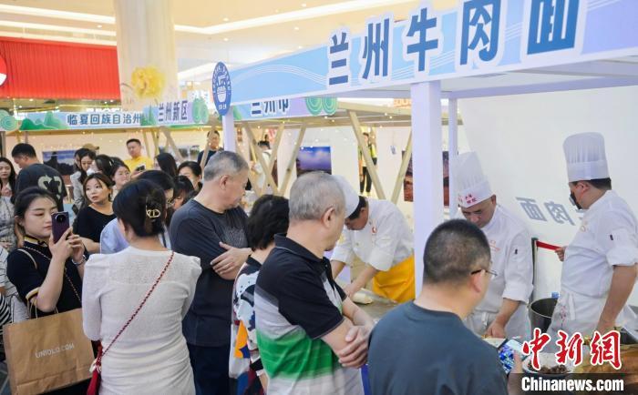 5月11日，“醉美玉如意·感恩幫扶情”甘肅(天津)文創(chuàng)非遺市集和特色美食展示活動(dòng)在天津舉行。(天津市文旅局供圖)
