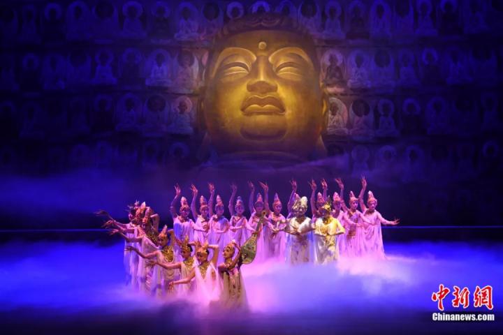 2024年2月23日晚，中國經(jīng)典舞劇《絲路花雨》在甘肅蘭州演出恭賀新春。李亞龍 攝