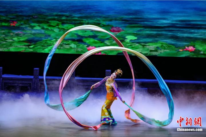 2023年4月17日晚，中國經(jīng)典舞劇《絲路花雨》在澳門百老匯劇場演出。甘肅演藝集團(tuán) 供圖
