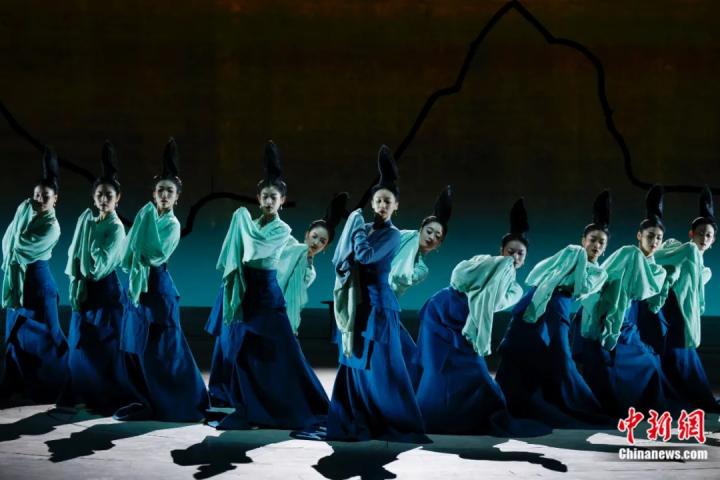 2024年2月29日晚，舞蹈詩劇《只此青綠》在北京上演，多國駐華使節(jié)和國際組織代表前來觀賞。韓海丹 攝