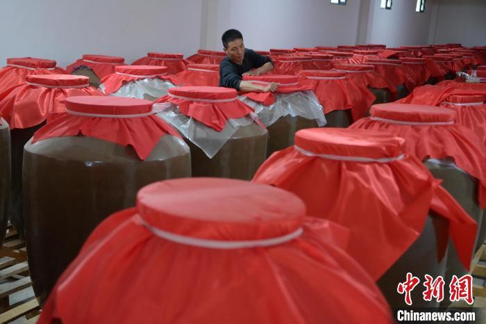 圖為5月10日，工作人員在儲(chǔ)酒庫(kù)檢查酒缸密封性。九美旦增　攝