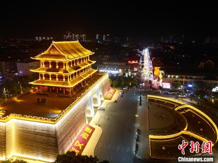 圖為武威市標(biāo)志性建筑涼州古城門燈光亮起。(無人機照片) 　戴文昌 攝</p><p>