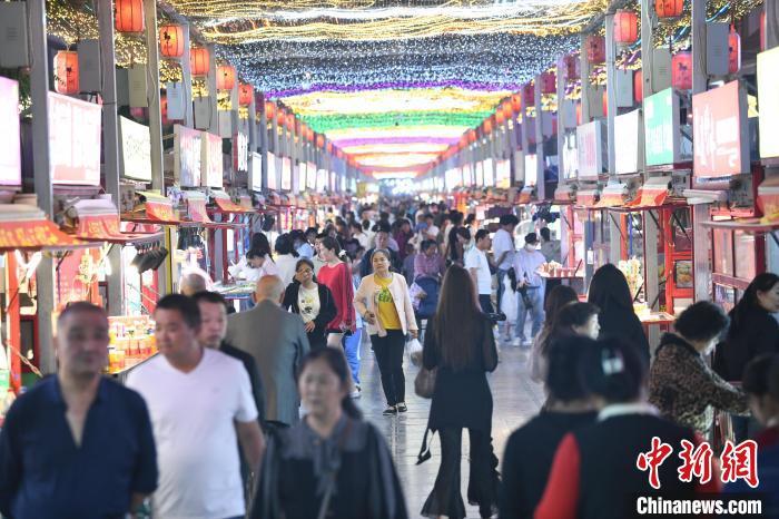 圖為燈光亮起，明清街夜市人氣漸旺?！〈魑牟?攝</p><p>