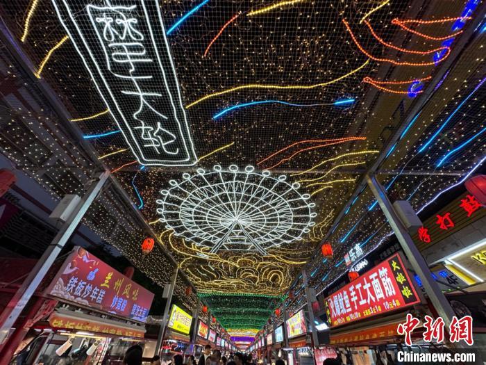 圖為明清街夜市燈光點亮具有武威文化元素的“摩天輪”彩燈?！〈魑牟?攝</p><p>