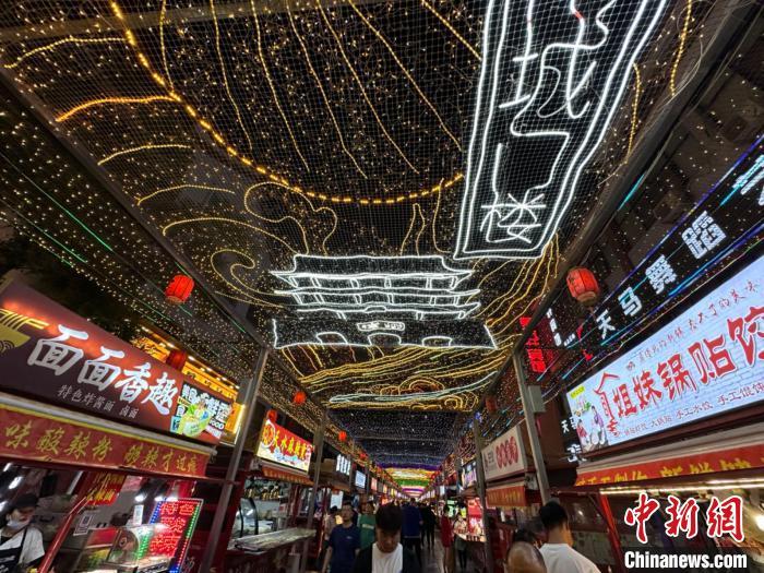 圖為明清街夜市燈光點亮具有武威文化元素的“涼州古城門”彩燈?！〈魑牟?攝</p><p>