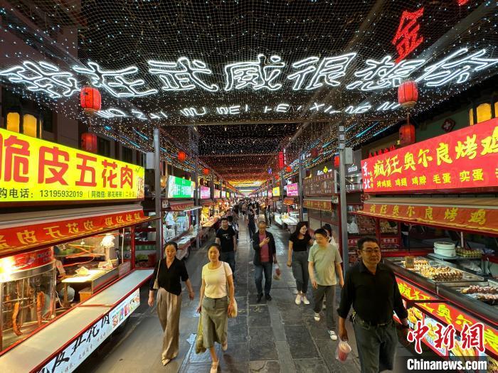 圖為明清街夜市燈光點亮“我在武威很想你”?！〈魑牟?攝</p><p>