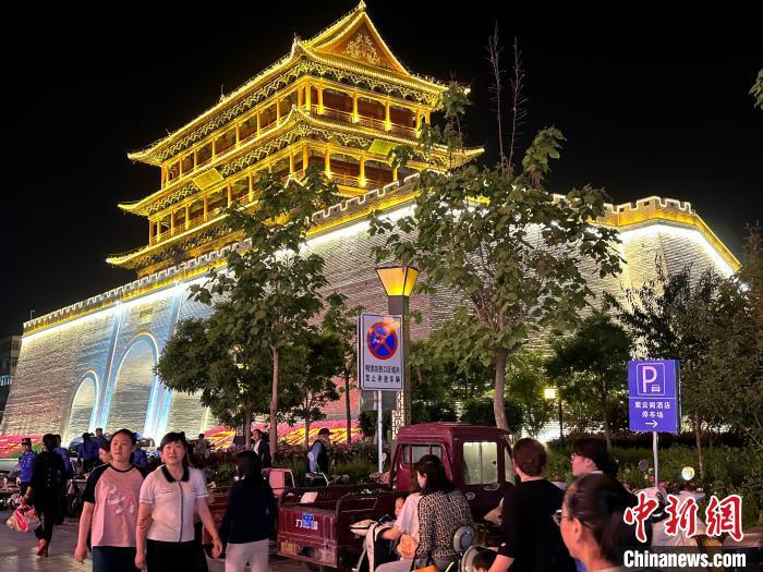 圖為夜幕降臨，涼州古城門燈光亮起?！〈魑牟?攝