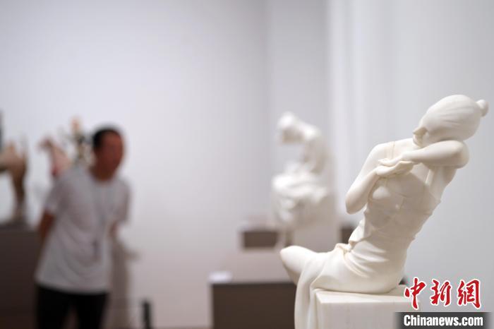 5月21日，在“絲路印跡”雕塑藝術(shù)作品展展出的作品《綺羅香·香》。九美旦增 攝</p>
<p>