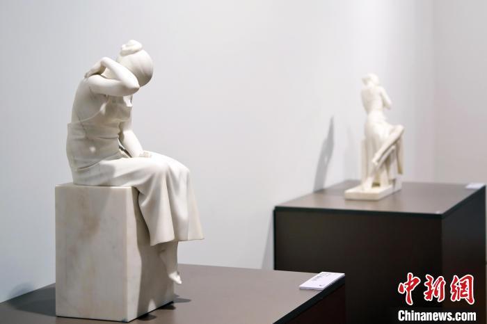5月21日，在“絲路印跡”雕塑藝術(shù)作品展展出的雕塑作品《聲聲慢·艾艾》。九美旦增 攝</p>
<p>