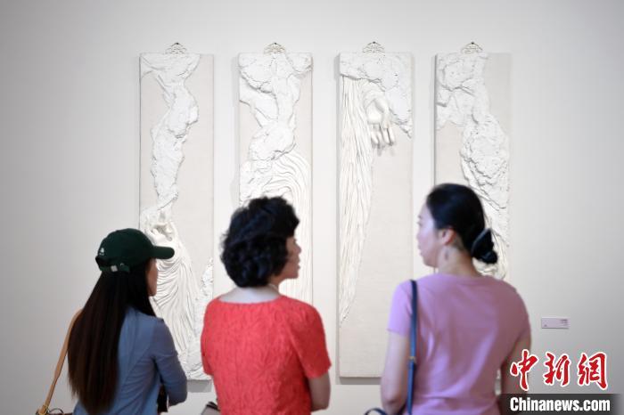 5月21日，觀眾參觀在“絲路印跡”雕塑藝術(shù)作品展展出的作品《無(wú)相》。九美旦增 攝</p>
<p>