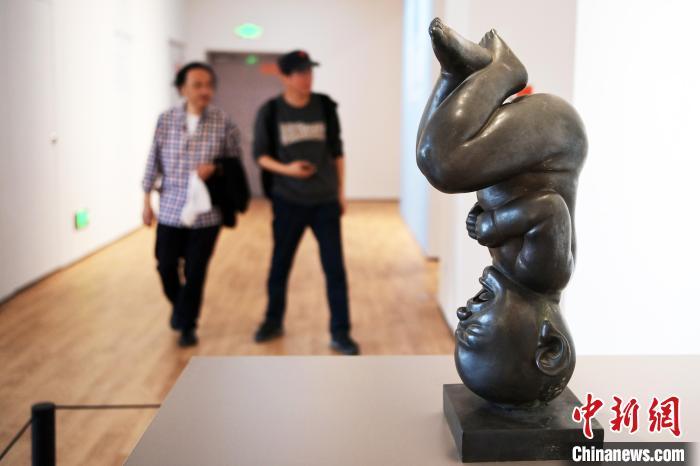 5月21日，觀眾參觀“絲路印跡”雕塑藝術(shù)作品展展出的雕塑作品。九美旦增 攝</p>
<p>