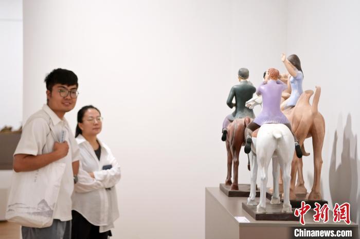 5月21日，觀眾參觀在“絲路印跡”雕塑藝術(shù)作品展展出的雕塑作品《絲路話語(yǔ)》。九美旦增 攝</p>
<p>
