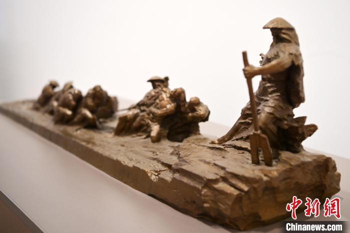 5月21日，在“絲路印跡”雕塑藝術(shù)作品展展出的作品《治水為民·禹德九州》。九美旦增 攝</p>
<p>