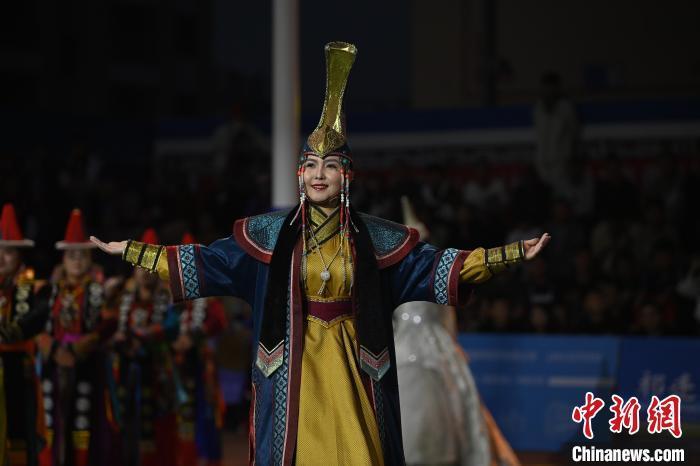 圖為開(kāi)幕式現(xiàn)場(chǎng)蒙古族服飾秀。李亞龍 攝
