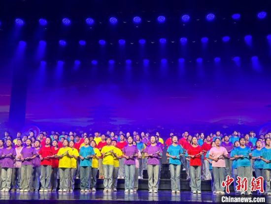 5月28日晚，“詩意甘肅·絲路長(zhǎng)風(fēng)三千里”——月出涼州·武威詩會(huì)在甘肅省武威市漢唐天馬城舉行。楊娜 攝