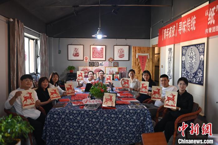 6月6日，在甘肅敦煌青年夜校課程中，青年學(xué)員展示學(xué)習(xí)敦煌非遺剪紙的成果。