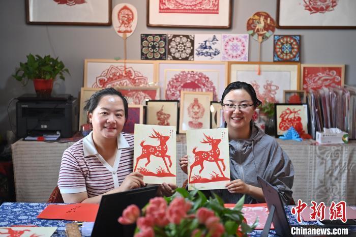 6月6日，在甘肅敦煌青年夜校課程中，青年學(xué)員展示學(xué)習(xí)敦煌非遺剪紙的成果。李亞龍 攝　　