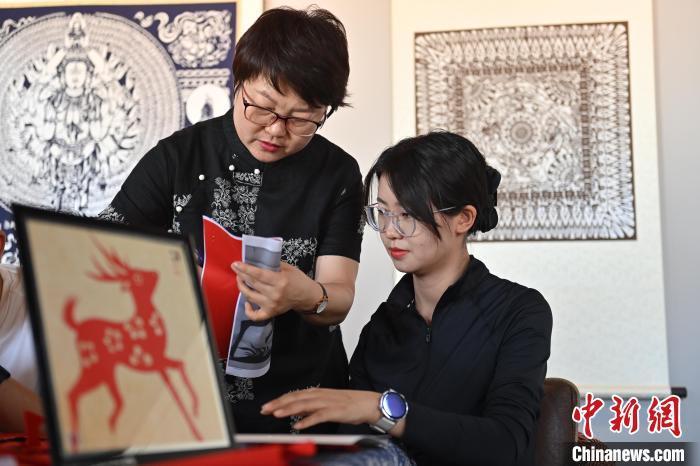 6月6日，在甘肅敦煌青年夜校課程中，青年學(xué)員學(xué)習(xí)敦煌非遺剪紙課程。李亞龍 攝