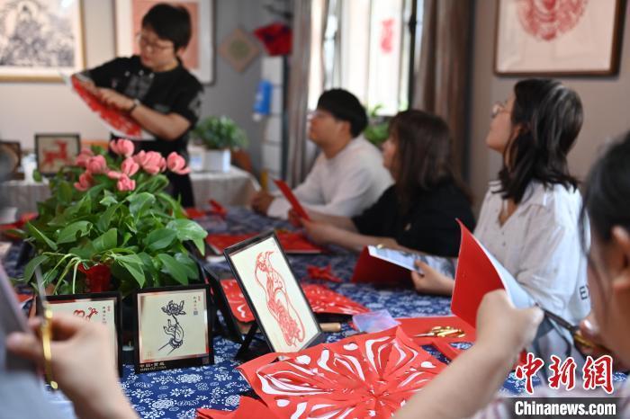 6月6日，在甘肅敦煌青年夜校課程中，青年學(xué)員學(xué)習(xí)敦煌非遺剪紙課程。李亞龍 攝　　
